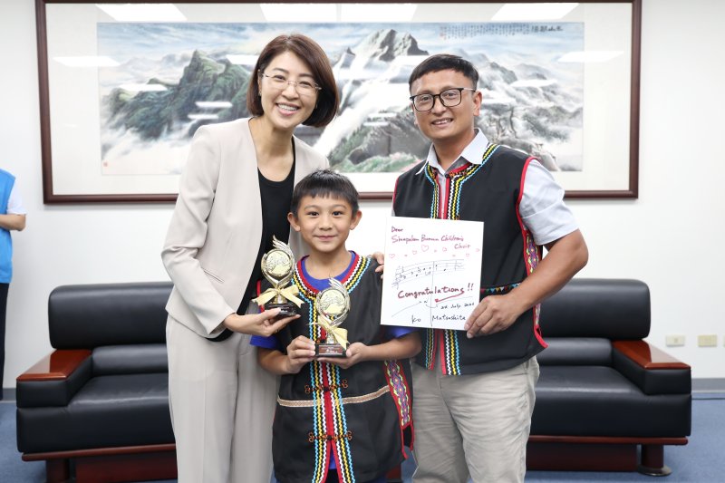希娜巴嵐國小合唱團東京國際合唱大賽獲雙金獎 許淑華縣長接見嘉勉