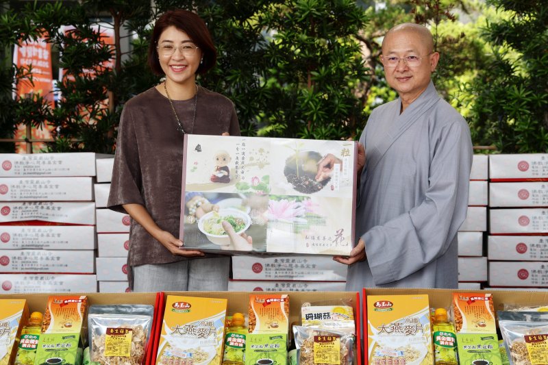 靈巖山寺攜手淨心慈善基金會重陽南投送暖　 許淑華縣長感謝協力縣府關懷獨居長輩