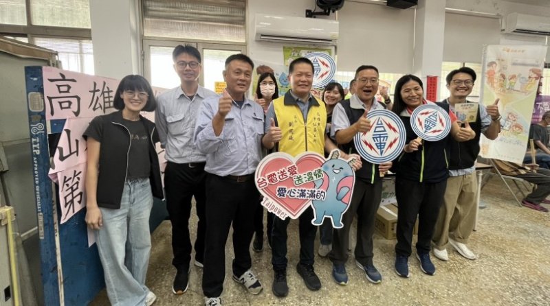 台電鳳山區處重陽送暖  點亮長者居家照明  傳遞節能與關懷