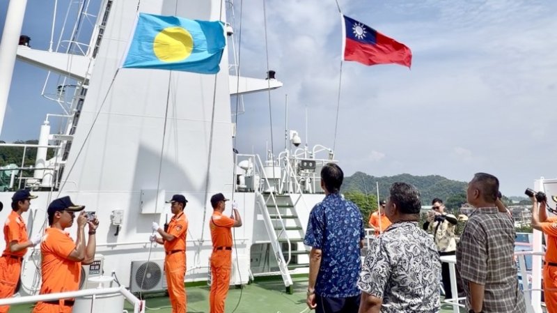 臺帛國旗齊揚嘉義艦   共慶雙十國慶見證兩國深厚邦誼