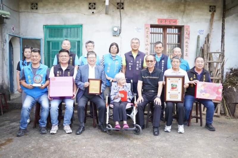 九九重陽敬老情暖客庄！楊文科親訪6位滿百人瑞       祝賀「健康久久」