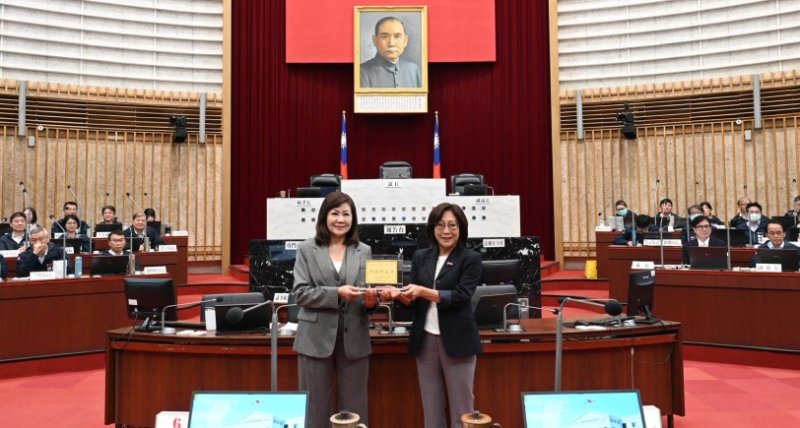 頒獎致謝八連霸陸淑美議員  康議長盛讚：問政典範