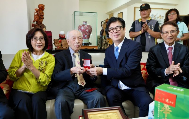 溫馨送暖迎重陽  陳其邁市長親訪百歲人瑞賀嵩壽