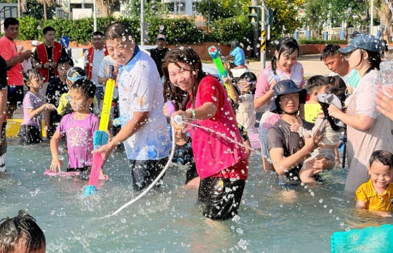 女議員玩瘋了!李雅靜換裝跳進水樂園 慘遭小朋友水槍圍攻