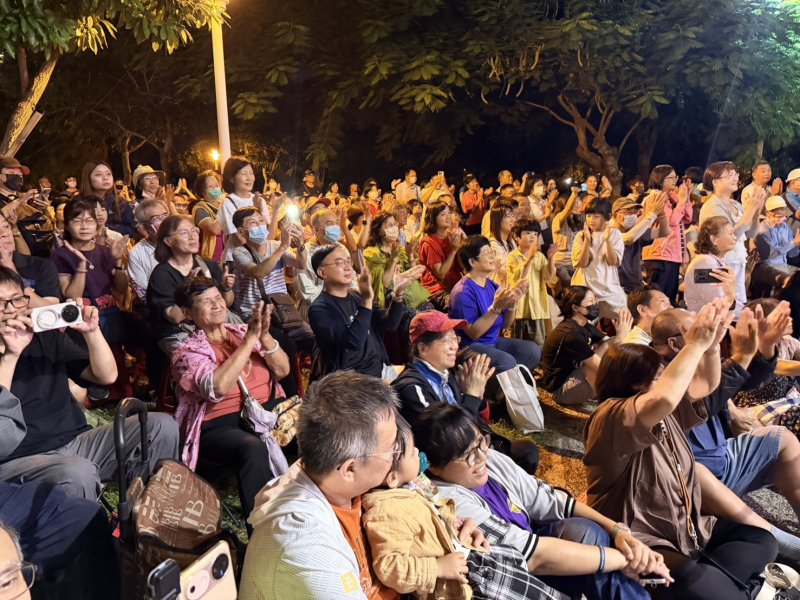 民歌傳唱 不會冷場 當老一輩凋謝 停留在雲端的歌聲人影 依然讓大家感動