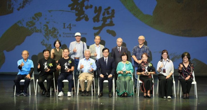 2026高雄文藝獎頒獎 陳其邁感謝藝文界以行動記錄城市發展軌跡