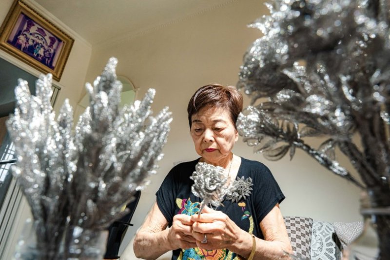 高雄國際鋼雕藝術節駁二登場！85歲阿嬤永不凋謝金屬花創作最動人
