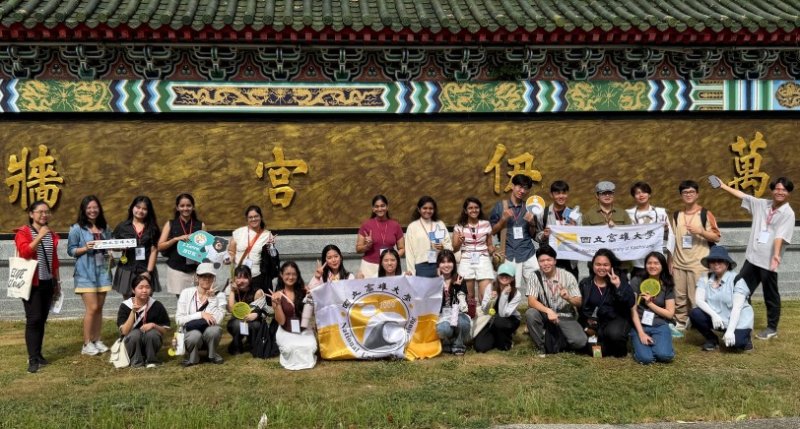 高雄大學6國國際生雙語走讀左營舊城  探索歷史古蹟與在地文化  體驗高雄人文風情