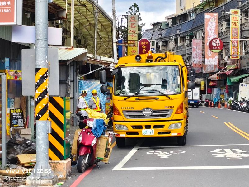 屏東市安心巷全家便利前面  早上清潔隊收垃圾  政治人物全在這「守株待兔」